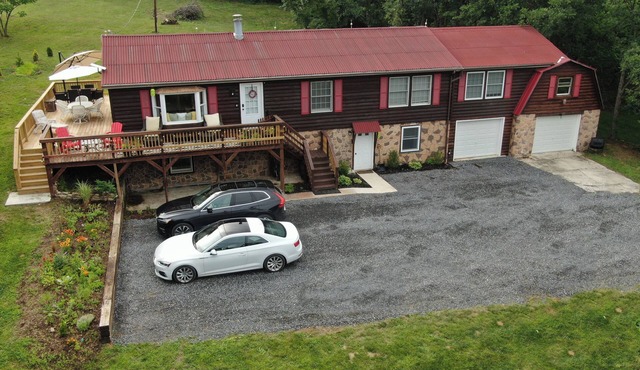 Heart of Hampshire 2GB Fiber, 4 Beds: 2 Kings, Queen, Full, 3 Baths, 2 Kiitchens