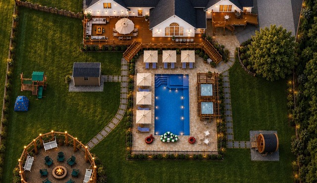 Heated Pool~2 hottubs~ Barrel Sauna~Theatre~Arcade~Game Room~PS5 Lounge~ 16 BEDS