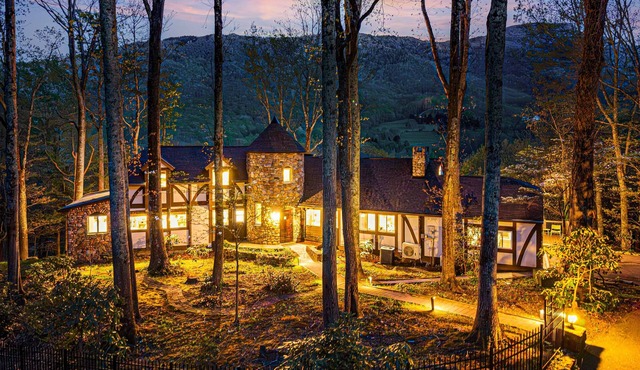 Hidden Castle: Secret Rooms, Sleeps 20, Hot Tub