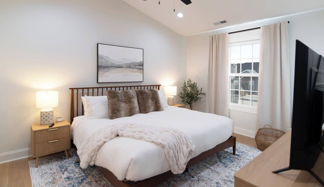Hill City Lux Mins to LU King Bed Sleeps 8