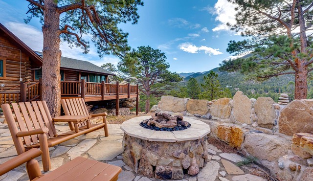 Historic cabin with mountain views, private W/D, & furnished deck
