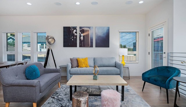 ✩★ HOLLYWOOD 3B/3.5B ✩ SPACIOUS AMAZING NEW BUILDING ✩ HOT TUB! ✩ 2 CAR GARAGE