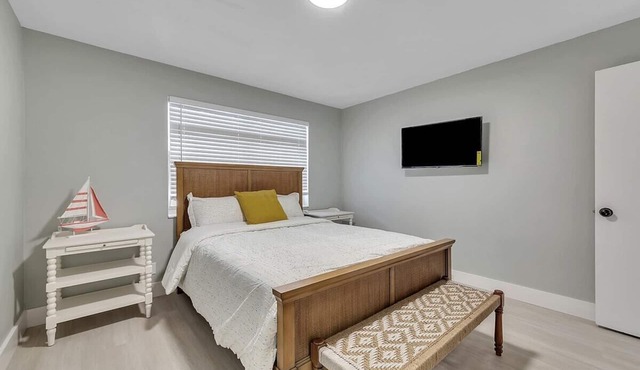 Hollywood Beach 1BR Getaway | WiFi + AC