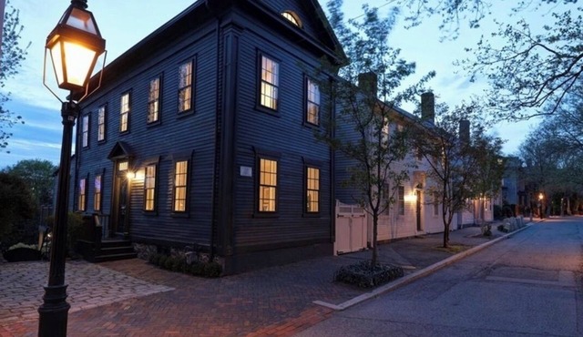 Home on Benefit Street minutes from Brown, RISD, downtown
