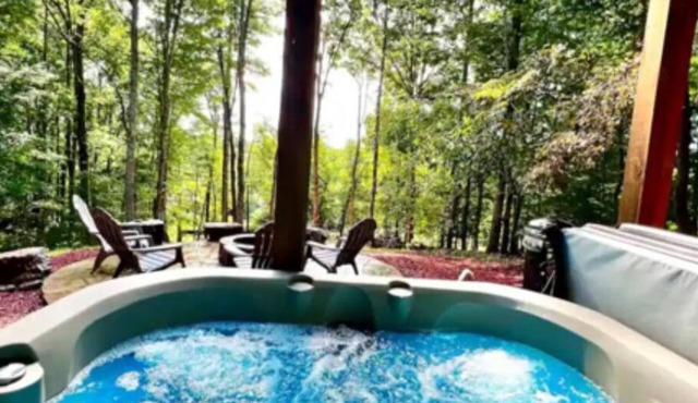 Hot tub, Fire pit, Game room, private Property, Mountain views, dog friendly