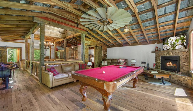 HOT Tub! Hiking, Pool Table, Rustic Getaway, Views, Relax, Pets