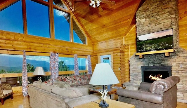 Huge Smoky Mtn VIEWS, 6 bedroom/6 bath! Movie & Game Rm, HotTub, Fire pit!