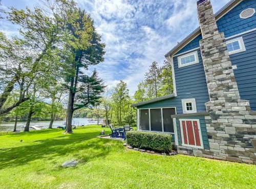Iconic Lakefront Cottage with Hot Tub and Dock Pet friendly