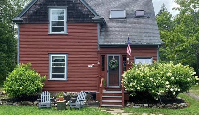 Island Home Minutes Away from beaches, hiking, kayaking, or seaside dining