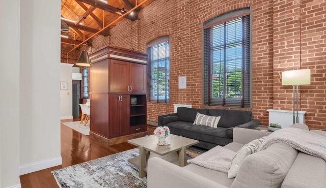 Jennifer's Historic Riverfront Loft Private Patio