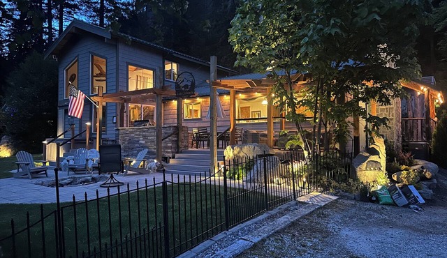 June Disc-New Remodel! RVR front, Outdoor Ent, Hottub & Views 4m to Leavenworth.