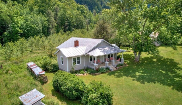 Just a few mins from the State Park, offering an abundance of trails and outdoor activities.