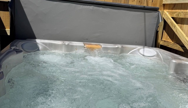KNOTTY ESCAPE Hikers Haven in RRG Walk to Restaurants & Shops Hot Tub