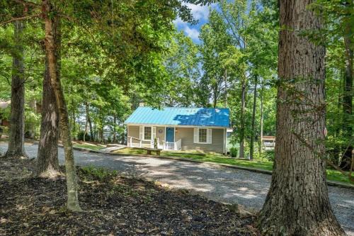 Lake Reflections - Lakefront with private dock, & Fire pit