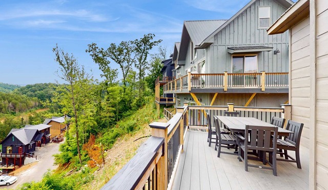 Lake View Cabin, Sleeps 8・Hot Tub・Rocking Chairs