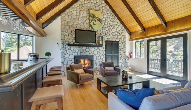 Lake Views, Game Room, Decks, 3 Ks, 2 Qs, 6 baths!