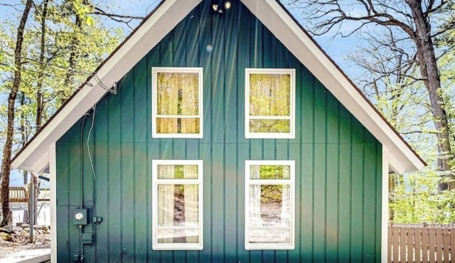 Lake Winnipesaukee 4 season lakefront home! 2.5 miles to downtown Wolfeboro.