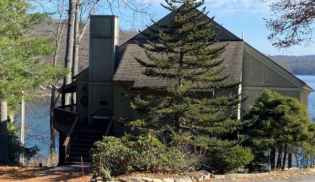 Lakefront, 3 Amazing Decks, Tennis/Pickle Ball, Boat Slip, Hot Tub, Bed Swing