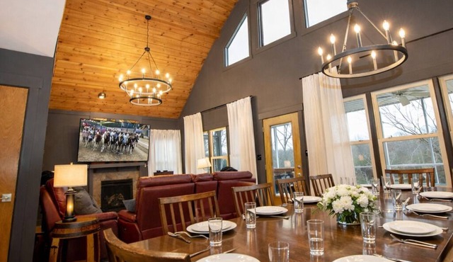 Lakefront, Minutes to distilleries, Hot Tub, Fishing, Game Room