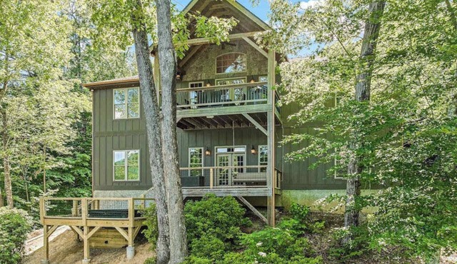 Lakefront retreat with private beach, games, dock & kayaks