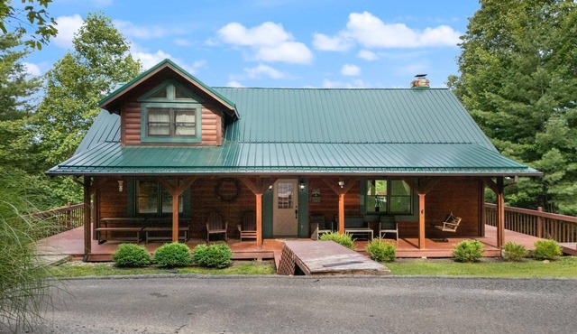 Large Luxury Log Cabin, Sleeps-13, Spectacular view! Loaded with ammenities!