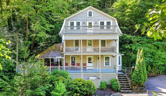 Laughing Waters Lodge | 6 Bedrooms | Pet Friendly