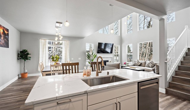 LE: 4-bedroom 3full bathroom house in gorgeous Anchorage neighborhood