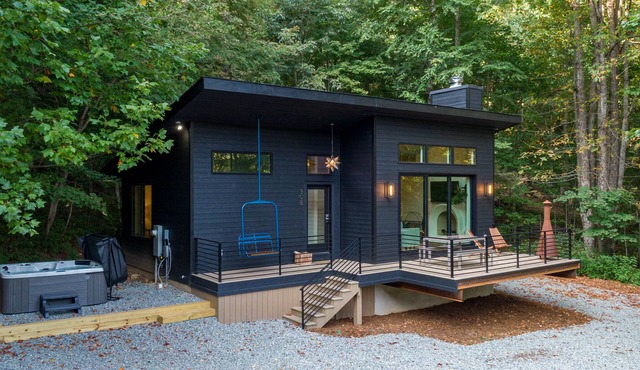 Little Bear Escape: Luxe Custom Tiny House | Hot Tub | Between Boone & Banner Elk | Dogs OK!