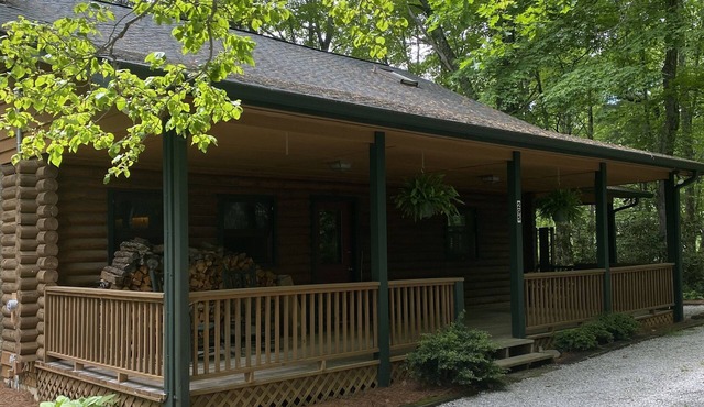 Log Cabin, Fireplace & pit, minutes to Highlands Main Street