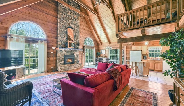Log Cabin Retreat, Great Location, Pets Allowed