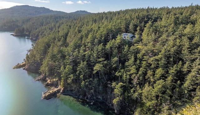 Luxe Waterfront, Private Beach, Golfing, Hiking, Spacious Living, Close to Town