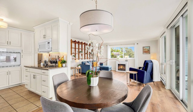 Luxurious 2-Bed Queen Anne Condo with City Views, Chef's Kitchen: 60+ Day Haven