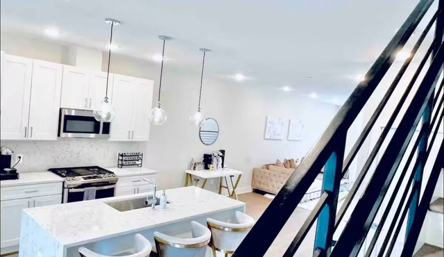 Luxurious 3-BDR Penthouse @ H St Corridor w/Private Rooftop & Parking