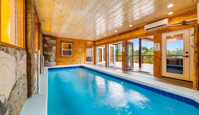 LUXURIOUS NEW CABIN- Heated Pool-Mini Golf-Sauna-View-Theater-BBQ-Great Reviews