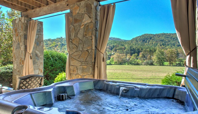 Luxury 3-King Retreat w/Hot Tub, Games, Mountain Views & Biltmore Pass - 15 Min