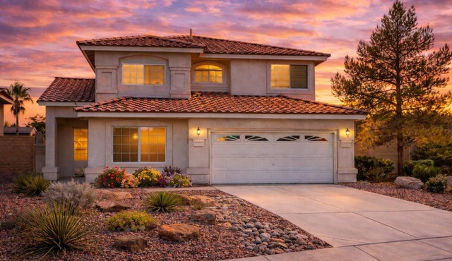 Luxury 5BR w/Resort Pool Guard Gated/Strip Close Private Backyard Oasis