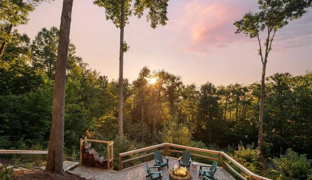 Luxury Cabin w Views, Hot Tub, Fire, 13mi>DT, Pets OK