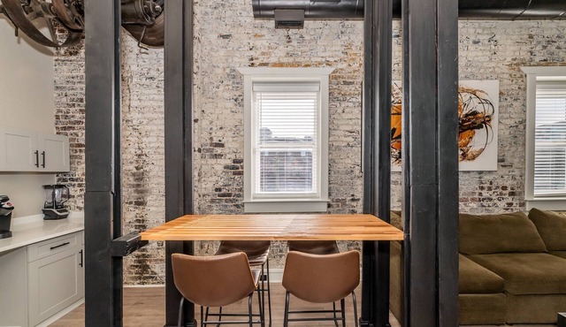 Luxury Downtown Knoxville Condo 20ft Ceilings, Smart TV, Walk to Dining, Stadiums, Historic Theaters