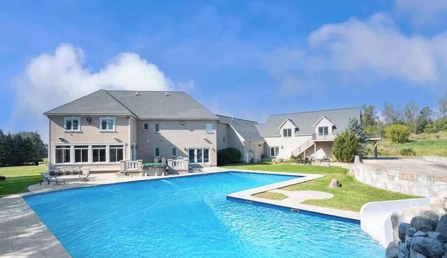 Luxury Estate with Pool, Waterslide & Hot Tub