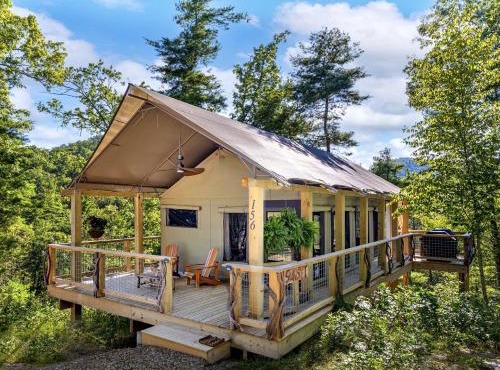 Luxury Family Tree Tent with Private Deck, Soaking Tub & Pizza Oven Near Waterfalls, Zirconia, North Carolina
