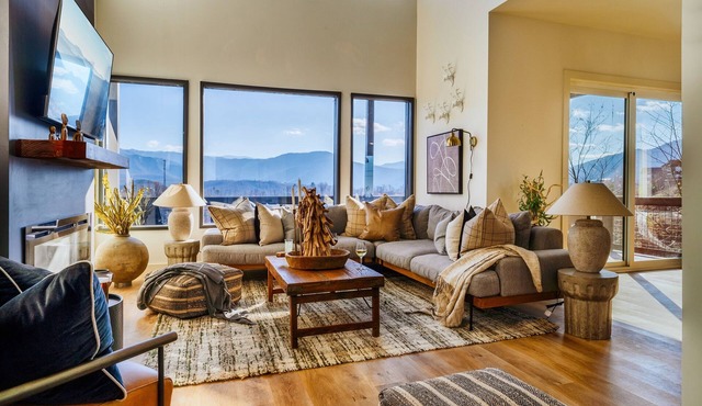 Luxury Gatlinburg Cabin w/Indoor Pool & Mountain Views - Minutes from PG