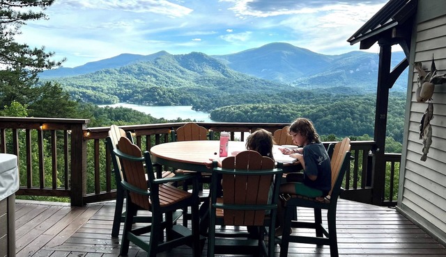 ★ Luxury Mountaintop Cabin- UNREAL VIEWS,hot tub,fire pit,shuffleboard &more!