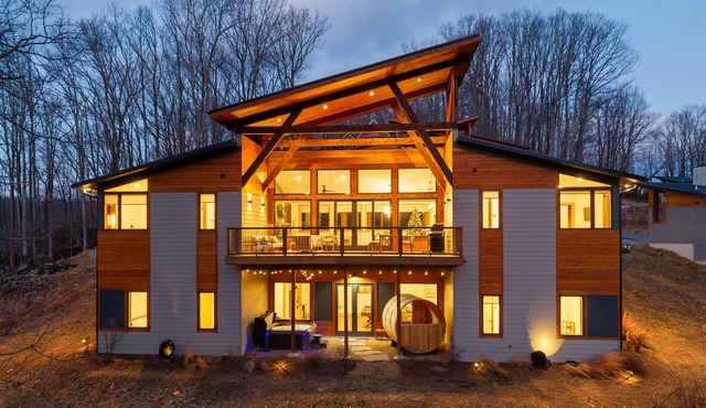 Luxury Mtn Home | Grandfather Mtn Views | Hot tub | Close to skiing