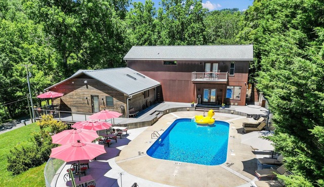 LUXURY STEEL SUITE ~ POOL ~ HOT-TUB ~ DTWN AVL 2M ~ WILDLIFE ~ RURAL