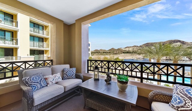 Luxury Suite: Wake to Lake & Pool Views