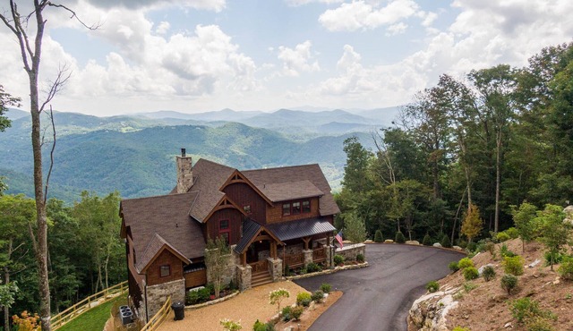 Majestic View Hideaway at Eagles Nest - NEW HOME! 50mi views, hot tub, game room!