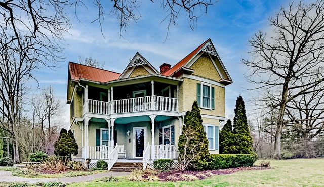 Maxwell House | Unique 4-Unit Home | 2 Balconies & 2 Porches | Near Vineyard