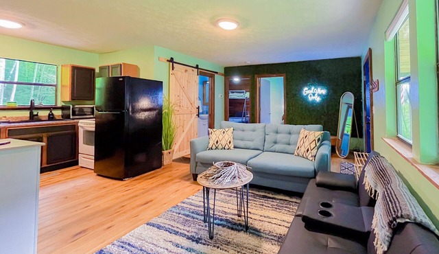 Midnight Hideaway! Perfect Family or Date Night Getaway!