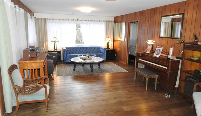 Miners Choice 3 Bedroom on Main St TV WIFI Piano