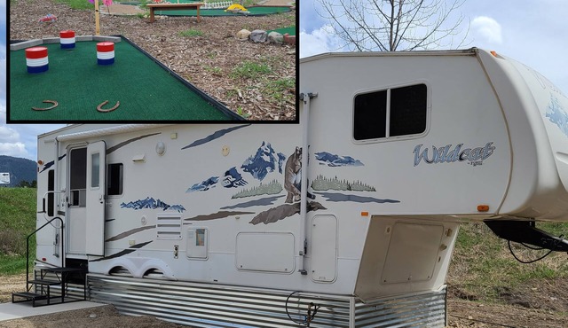 Minigolf Course COUGAR Camper - Hot Tub - AC - Furnace - Fully Furnished